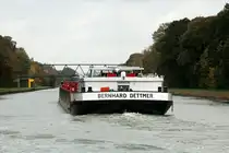 TMS  BERNHARD DETTMER  (04806430 , 100 x 9,50m) am 22.10.2024 auf dem  MITTELLANDKANAL  Höhe Uffeln auf Bergfahrt.