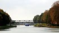 Blick vom Nassen Dreieck auf den  DORTMUND-EMS-KANAL  zu Tal Richtung Schleuse Bevergern. Vor der Schleuse wartete das  TMS FREYA (04810780). Im Vordergrund der Bergeshöveder Steg , am 22.10.2024.