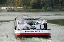 GMS  NIEDERSACHSEN 22  (02323514 , 100 x 10,50m) am 22.10.2024 im Nassen Dreieck. Das GMS hatte in Bergeshövede bei der dortigen Bunkerstation BSB gebunkert und fuhr nun vom  DORTMUND-EMS-KANAL  in den Mittellandkanal ein.