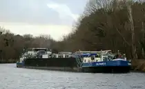 TMS  EILTANK 4  (04605930 , 84,7 x 9,5m)  befuhr am 20.12.2024 den  TELTOWKANAL  vor der Schleuse Kleinmachnow zu Berg.