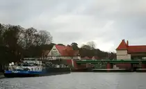 TMS  EILTANK 4  (04605930 , 84,7 x 9,5m) fuhr am 20.12.2024 in die Nordkammer der  SCHLEUSE KLEINMACHNOW  /  TELTOWKANAL  zu Berg ein.