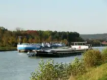 Überholmanöver am 25.10.2024 auf dem  DORTMUND-EMS-KANAL  zu Berg. Zwischen Birgte und Dörenthe überholte das GMS  ATIRAM (02313979) das  TMS INVADO  (02339303).