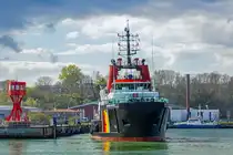 Anlegender BREMEN FIGHTER (IMO 9321287) im Sassnitzer Hafen zwischen West Molen Feuer und dem Polizeiboot GRANITZ. - 22.04.2025
