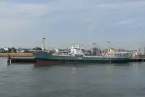 BLEICHEN (IMO 5046281) am 21.7.2024, Cuxhaven, Neue Seebäder Brücke /

ex BLEICHEN, 1958-1970, OLD LADY, 1994-2007, ARCIPEL, 1979-1994, CANALE GRANDE, 1970-1979, / Stückgutfrachter / BRZ 2.129 / Lüa 93,3 m, B 12,3 m, Tg 4,69 m / 1 Deutz-Diesel, 1.324 kW, 12 kn / 1958 bei Nobiskrug, Rendsburg / Eigner: Stiftung Hamburg Maritim, Museumsschiff, gehört zum Hafenmuseum, Schuppen 50 /
