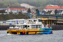 HYDROCAT 55 mit sichtbare IMO Nr. am Heck vor dem Glasbahnhof in Sassnitz. - 24.04.2015