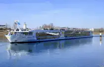 KFGS Alisa, rheinaufwärts vor Breisach, L=135m, 190 Passagiere, Baujahr 2022, gemeldet in Basel/CH, März 2025