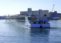 KFGS Alisa, Heckansicht, beim Wendemanöver am Rheinhafen Breisach, gegenüber der Rheinhafen von Neubreisach (Neuf-Brisach) Elsaß, März 2025