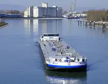 TMS My Way, rheinaufwärts, bei der Einfahrt in die Schleuse Vogelgrün/Elsaß, L=110m, Tonnage 2666t, 1800PS, Baujahr 2011, gemeldet in Wörth/Main, März 2025März