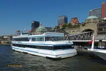 LA PALOMA (ENI 04811010) am 15.9.2023, Hamburg, Elbe an den Landungsbrücken /
Ex-Name: ANJA /
Fahrgastschiff / Lüa 45,0 m, B 10,8 m, Tg 1,3 m / 2 Volvo-Penta-Diesel  D13B-N, ges. 662 kW (900 PS), 2 Schottelpropeller, 1 Bugstrahlruder, Schottel Pump-Jet 110 kW (150 PS) / max. 400 Pass. / gebaut 2013 bei LUX-Werft, Niederkassel Mondorf / Eigner: Rainer Abicht Elbreederei, Flagge: D, Heimathafen: Hamburg /
