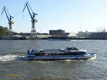 NELLY ABICHT (ENI 05802660) am 15.9.2023, Hamburg Elbe, Hamburg Elbe Höhe Landungsbrücken /

Ex-Name: IRENE ABICHT (bis 2010)
Rundfahrtbarkasse / Lüa 19,99 m, B 6,49 m, Tg 1,3 m / 200 kW / 120 Pass. / 1993 bei Deutsche Binnenwerften GmbH, Tangermünde / 2010 NELLY ABICHT /
