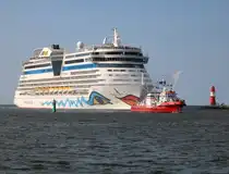 Das Feuerlöschboot FLB 40 3 machte am Abend des 26.04.2025 zur Begrüßung der Aidadiva in Warnemünde eine Wasserfontäne