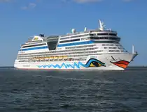 Die Aidadiva auf ihrem Seeweg von Civitavecchia nach Warnemünde beim Einlaufen am Abend des 26.04.2025 in Warnemünde.