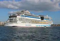 Eine Menge Fotografen waren am Abend des 26.04.2025 in Warnemünde vor Ort als die Aidadiva kam.