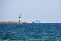 Leuchtturm Mukran mit Messboot Y898 KALKGRUND im Hintergrund. - 25.04.2025
