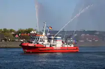 Das Feuerlöschboot FLB 40-3 am 27.04.2025 in Warnemünde.
