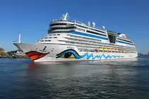 Die Aidadiva auf ihrer 6 tägigen Norwegische Fjorde Tour beim Auslaufen am Abend des 27.04.2025 in Warnemünde.