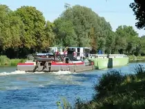 Das Schubboot  SCH 2637  (05800980 , 28,67 x 10,13m) schob am 12.08.2024 auf der  UNTEREN-HAVEL-WASSERSTRASSE  den RoRo-GSL Ursus (04810440 , 64,50 x 9,50m) zw. Schlänitzsee und Marquardt zu Berg nach Berlin.