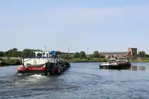 Schiffsbegegnung auf dem  ELBE-HAVEL-KANAL  am 25.07.2024. Der Schubverband mit dem Schubboot  SCH 2423 (04031740 , 16,50 x 8,16m)  fuhr zu Berg Richtung Genthin. Zu Tal kamen das GMS Sirius (04011290) und das TMS Hornhafen (02329810). Blaue Tafeln zur Begegnung auf der Steuerbordseite waren gesetzt.