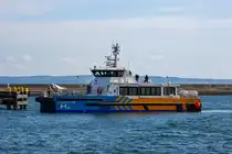 HYDROCAT 55 (IMO 9949601), mit Wartungsteam an Bord, anlegend im Sassnitzer Hafen. - 30.04.2025 
