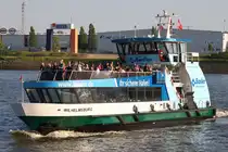 Hadag Hafenfähre WILHELMSBURG; Eigner/Betreiber: Hadag; Aufnahmeort: Elbe/Hafen Hamburg, Deutschland; Datum: 06.06.2014; Info: (ENI 048 06970), Einmann-Fährschiff Typ 2000 / HADAG / Lüa 29,85 m, B 8,13 m, Tg 1,7 m / 2 Diesel, 2 Ruder-Propeller, 12 kn / 250 Pax. / 2008 bei SSB, Oortkaten, Hamburg. Das Bild zeigt die WILHELMSBURG vor den St.Pauli Landungsbrücken.