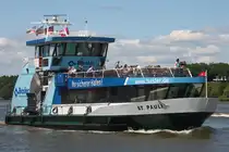 Hadag Hafenfähre ST.PAULI;  Eigner/Betreiber: Hadag; Aufnahmeort: Elbe/Hafen Hamburg, Deutschland; Datum: 10.06.2015; Info: (ENI 05116250) Hafenfährschiff HADAG-Typ 2000 / Lüa 29,97 m, B 8,06 m, Tg 1,5 m / 2 Diesel, ursprünglich Cummins, 2005 neue Motoren, Volvo-Penta D12-450, 12 kn, 1 Querstrahlruder / 250 Pass. / gebaut 1997 bei H. Grube, Oortkaten. Das Bild zeigt die ST.PAULI auf Höhe Bubendey Ufer.