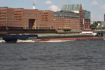 Binnenfrachtschiff SOPHIA SORAYA; Eigner/Betreiber: Aurubis; Aufnahmeort: Elbe/Hafen Hamburg, Deutschland; Datum: 20.05.2025; Info: (ENI 04805900) GMS / 2742,12 Ladetonnen / Lüa 97,5 m, B 13,6 m, Tg 3,0 m / je 2 Diesel vorn und achtern, 4x 338 (460 PS) kW, Ges. 1352 kW (1840 PS), 9,7 kn (18 km/h) / gebaut 2007 bei Magra Shipyard, Gdingen, Polen / Schiffswerft Gebr. Friedrich GmbH & Co. KG, Kiel, Bundesrepublik Deutschland / Betreiber: Aurubis AG, Hamburg, Eigner+Manager: Schramm Group, Brunsbüttel.