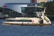 Hadag Hafenfähre HARBURG; Eigner/Betreiber: Hadag; Aufnahmeort: Elbe/Hafen Hamburg, Deutschland; Datum: 28.07.2025; Info: (ENI 048 07990) Einmann-Fährschiff Typ 2000 / HADAG / Lüa 29,85 m, B 8,13 m, Tg 1,7 m / 2 Diesel, 2 Ruder-Propeller, 12 kn / 250 Pass. / 2009 bei SSB, Oortkaten, Hamburg. Das Bild zeigt die HARBURG vor den St.Pauli-Landungsbrücken.