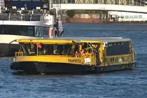 Hadag Hafenfähre REIHERSTIEG; Eigner/Betreiber: Hadag; Aufnahmeort: Elbe/Hafen Hamburg, Deutschland; Datum: 14.07.2025; Info:(ENI 04811570) Hafenfährschiff (Typ Flachschiff) / Lüa 27,2 m, B 7,8 m, Tg 1,6 m / 1 Diesel, Volvo Penta D13 500 MH, 321 kW (437 PS), 1 Festpropeller , Beckerruder, Hilfsantrieb: Volvo Penta D7 mit Schottel –Waterjet, J 57 RD, 177 kW (240 PS), als Querstrahlruder und 2. Antrieb. Das Bild zeigt die Reiherstieg vor den St. Pauli-Landungsbrücken. Sie wird vorrangig für den Shuttle zu den Musicals am Südufer der Elbe genutzt, kommt aber auch auf Nebenstrecken im Linienverkehr zum Einsatz.