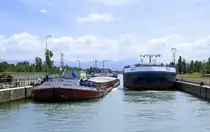 GMS Melissa und TMS Imola werden in der Schleuse Vogelgrün/Elsaß rheinabwärts geschleust, Mai 2025