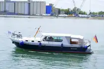 Motorboot Lady in Blue, rheinaufwärts am Breisacher Hafen, Mai 2025
