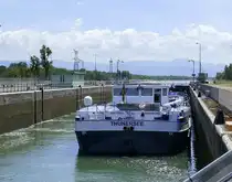 TMS Thunersee, wird in der Schleuse Vogelgrün/Elsaß rheinaufwärts geschleust, Mai 2025