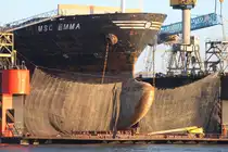 Containerfrachtschiff MSC EMMA; Eigner/Betreiber: MSC; Aufnahmeort: Elbe/Hafen Hamburg, Deutschland; Datum: 12.02.2014; Info: (IMO 9463047) Geschwindigkeit 19 Knoten. Tiefgang 15 m. Tragfähigkeit 113900 t. Das Bild zeigt den Bug der MSC EMMA im Schwimmdock von Blohm&Voss.