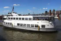 Ex Hadag Hafenfähre GROSSER MICHEL; Aufnahmeort: Elbe/Hafen Hamburg, Deutschland; Datum: 18.08.2025; Info: Heute genutzt als Eventschiff. Das Bild zeigt die GROSSER MICHEL an ihrem Stammliegeplatz am Anleger Sandtorhöft (Kehrwiederspitze). 