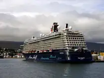 Die 294m lange MEIN SCHIFF 3 am 29.05.25 in Akureyri.