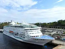 BIRKA GOTLAND 
(IMO-9273727; L=177; B=28mtr; Leistung:23400kW; Höchstgeschwindigkeit 21Kn=~39km/h; max.1800 Passagiere; Stapellauf 2004) im Hafengebiet von Stockholm; 250713