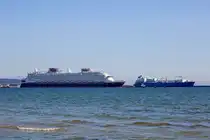 DISNEY ADVENTURE (IMO 9808986) mit 342 m Länge und LNG Tanker Neptun (IMO 9385673)mit 283 m Länge im Hafen von Sassnitz Mukran. - 03.09.2025 

