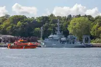 Pilot JASMUND (IMO 9734331) und Mehrzweckerprobungsboot Y 862 HELMSAND im Sassnitzer Hafen. - 06.09.2025
