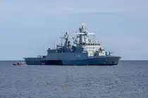 F 261 Korvette  MAGDEBURG mit Schlauchboot -Transfer vor Sassnitz zum Hafen. - 06.09.2025