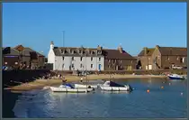 Motorboote und kleine Segelboote liegen am 16.05.2025 im Hafen Stonehaven.