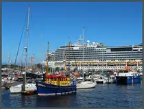 Zwischen zahlreichen weißen Yachten in der Royal Quays Marina in North Shields bei Newcastle sticht die Banamhaighstir etwas heraus. Die blaue Motoryacht wurde 1984 gebaut. Im Hintergrund ist überragt das Kreuzfahrtschiff Costa Favolosa alle anderen Schiffe. (17.05.2025)