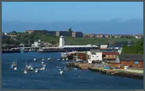 Zahlreiche kleinere Motorboote und Yachten liegen im Fluss Tyne bei South Shields vor Anker. Dahinter ist der weiße Leuchtturm  Fish Quay Low Lighthouse  von North Shields zu sehen. (17.05.2025)