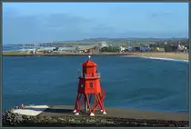 In kräftigem Rot markiert der 1882 erbaute Leuchtturm Herd Groyne die Mündung des Tyne in die Nordsee. Im Hintergrund liegt der Strand von South Shields. (17.05.2025)