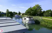 FGS Napoleon passiert die Anlegestelle und den Bootshafen Kunheim/Elsaß und fährt ab hier weiter im alten Rhein-Rhone Kanal, Aug.2025