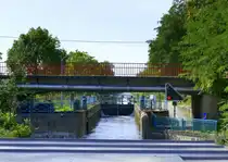 FGS Napoleon hat auf dem alten Rhein-Rhone-Kanal die Schleuse Baltzenheim/Elsaß passiert, davor die Straßenbrücke der D911,  Aug.2025