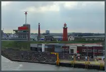 Die Leuchttürme von IJmuiden markieren die Einfahrt in den Hafen von IJmuiden. Rechts ist der Kleine Leuchtturm (Lage Vuurtoren) zu sehen, links der Große Leuchtturm (Hoge Vuurtoren). (18.05.2025)