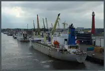 Das Kühlschiff  Atlantic Acanthus  liegt am 18.05.2025 im Hafen von IJmuiden unweit des Großen Leuchtturms (Hoge Vuurtoren van IJmuiden).
