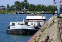 GMS Aquitaine, ankert im Rheinhafen Breisach, L=69m, Tonnage 954t, 1100 PS, Baujahr 1958, gemeldet in Rotterdam/NL, Juni 2025