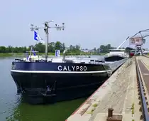 GMS Calypso, hat im Rheinhafen Breisach festgemacht, L=100m, Tonnage 2496t, 2x640 PS, Baujahr 1970, gemeldet in Dunkerque/Belgien, Juni 2025