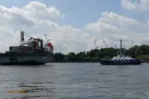 Schleppverbindung zwischen ANNE SOFIE  (IMO 9376490) und Schlepper FAIRPLAY 95 (IMO 9964041), am 14.7.2025, Hamburg, Elbe Höhe Landungsbrücken /
Mehrzweckschiff (Sietas Typ 176) / GT 12.950 t / Lüa 159,8 m, B 24,34 m, Tg 9,09 m / 1 Diesel, MAN B&W, 12.600 kW, (17.131 PS)  20 kn / 2 Kräne á 700 t, 1 Kran á 350 t Tragfähigkeit / gebaut 2008 bei J.J. Sietas KG Schiffswerft, Hamburg, Deutschland / Eigner: HLL Heavy Lift + Load Project GmbH + Co. KG, Steinkirchen, D, Betreiber: Schiffahrtskontor Altes Land (SAL), Steinkirchen, D,  Flagge: D, Heimathafen: Hamburg /
