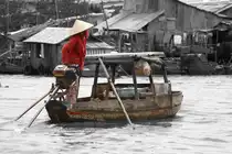 Kleines motorisiertes Flussboot (namenlos); Eigner/Betreiber: privat; Aufnahmeort: Can Tho, Mekong (Mekongdelta), Vietnam; Datum: 08.11.2011. Info: Bis zum heutigen Tag spielen kleine Boote im Warenverkehr (meist frisches Obst und Gemüse) im Mekongdelta eine wichtige Rolle. Hier zu sehen eine schwimmende Suppenküche.